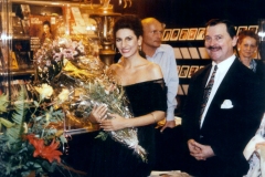 Kranichphoto-Lucia Aliberti with the Fans-Deutsche Oper Berlin-Berlin-Opera-Lucia di Lammermoor-Autograph Session-La Perla Fashion:http://www.luciaaliberti.it #luciaaliberti #deutscheoperberlin #berlin #autographsession #laperlafashion