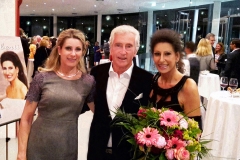 Lucia Aliberti with the German Architect Guenter Bueschl and his wife Uta⚘Charity Concert⚘Mariannestraußstiftung⚘August Everding Saal⚘Munich⚘Photo taken from the Newspaper⚘TV Portrait⚘Krizia Fashion⚘:http://www.luciaaliberti.it #luciaaliberti #guenterbueschl #mariannestraussstifftung #augusteverdingsaal #munich #chatityconcert #video #tvportrait #kriziafashion