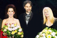 Lucia Aliberti with Andrea Bocelli and the British rock singer Bonnie Tyler⚘Guests Stars⚘TV Show⚘Photo taken from the Newspaper⚘Escada Fashion⚘:http://www.luciaaliberti.it #luciaaliberti #andreabocelli #bonnietyler #tvshow #tvportrait #escadafashion