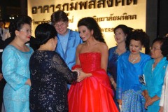 Aliphoto-Lucia Aliberti with Queen Sirikit of Thailand and the conductor Gudni A. Emilsson-Queen Sirikit has made compliments to Lucia Aliberti and the conductor-Special Gala Concert-Bangkok-TV Portrait-Escada Fashion:http://www.luciaaliberti.it #luciaaliberti #queensirikit #gudniaemilsson #bangkok #galaconcert #thailand #tvnews #tvportrait #escadafashion+