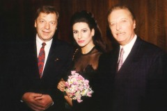 Kranichphoto-Lucia Aliberti with the Governing Mayor of Berlin Eberhard Diepgen and the tenor Alfredo Kraus-Deutsche Oper-Concert-Berlin-La Perla Fashion:http://www.luciaaliberti.it #luciaaliberti #eberharddiepgen #alfredokraus #deutscheoperberlin #berlin #galaconcert #video #tvportrait #magazine #laperlafashion