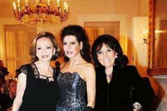 Lucia Aliberti with the German businesswoman Regine Sixt and the Honorary Consul General of Nepal in Southwestern Germany Katrin Bauknecht⚘Scholoss Bellevue⚘Charity Gala Concert⚘Berlin⚘Escada Fashion⚘Photo taken from the Newspaper⚘:http://www.luciaaliberti.it #luciaaliberti #reginesixt #katrinbauknecht #schlossbellevue #berlin #charitygalaconcert #magazine #tvnews #escadafashion
