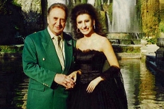 Lucia Aliberti with the German television presenter and bass Gunther Wewel⚘ARD TV Show⚘"Kein Schoner Land”⚘Villa D'Este⚘Tivoli⚘Rome⚘TV Recording⚘Photo taken from the TV⚘Escada Fashion⚘:http://www.luciaaliberti.it #luciaaliberti #guntherwewel #keinschonerland #ard #tvshow #villadeste #tivoli #tvportrait #rome #escadafashion