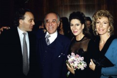 Lucia Aliberti with the conductor Marcello Viotti and his wife⚘the TV presenter and producer Alfred Biolek⚘Gala Concert⚘Deutsche Oper Berlin⚘Berlin⚘Photo taken from the Newspaper⚘TV News⚘TV Portrait⚘La Perla Fashion⚘:http://www.luciaaliberti.it #luciaaliberti #alfredbiolek #marcelloviotti #deutscheoperberlin #berlin #galaconcert #video #tvportrait #tvnews #laperlafashion