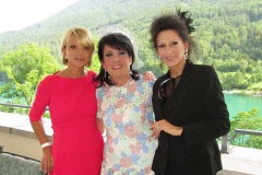 Photo taken with iPhone-Lucia Aliberti with the German actress and singer Uschi Glas and the German busineswoman Regine Sixt⚘Special Gala⚘Schloss Fuschl Resort⚘Fuschlsee⚘Salzburg⚘Armani Fashion⚘:http://www.luciaaliberti.it #luciaaliberti #uschiglas #reginesixt #salzburg #schlossfuschlresort #fuschlsee #specialgala #armanifashion