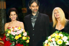 dpa picture alliance/Alamy-ID D3BHB4-Lucia Aliberti with Andrea Bocelli and  the rock singer Bonnie Tyler-Sternstunden der Musik-TV Charity Show-ZDF-Munich-Escada Fashion:http://www.luciaaliberti.it #luciaaliberti #andreabocelli #bonnietyler #sternstundendermusik #tvcharityshow #zdf  #munich #escadafashion