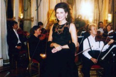 Photo-Henri-Gilabert-Lucia-Aliberti-Palais-Royal-Paris-Musiques-au-Coeur-France-2-TV-with-the-writer-and-TV-Producer-Eve-Ruggieri-Recording-La-Perla-Fashion-