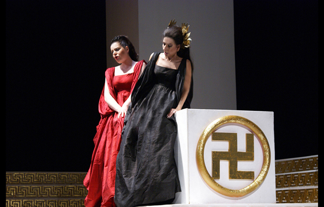 Lucia Aliberti with the mezzosoprano Daniela Barcellona⚘Gran Teatro Nacional⚘Festival Alejandro Granda⚘Lima⚘Opera⚘"Norma”⚘On Stage⚘Photo taken from the DVD⚘::http://www.luciaaliberti.it #luciaaliberti #danielabarcellona #granteatronacional #lima #festivalalejandrogranda #norma #opera #onstage #dvd
