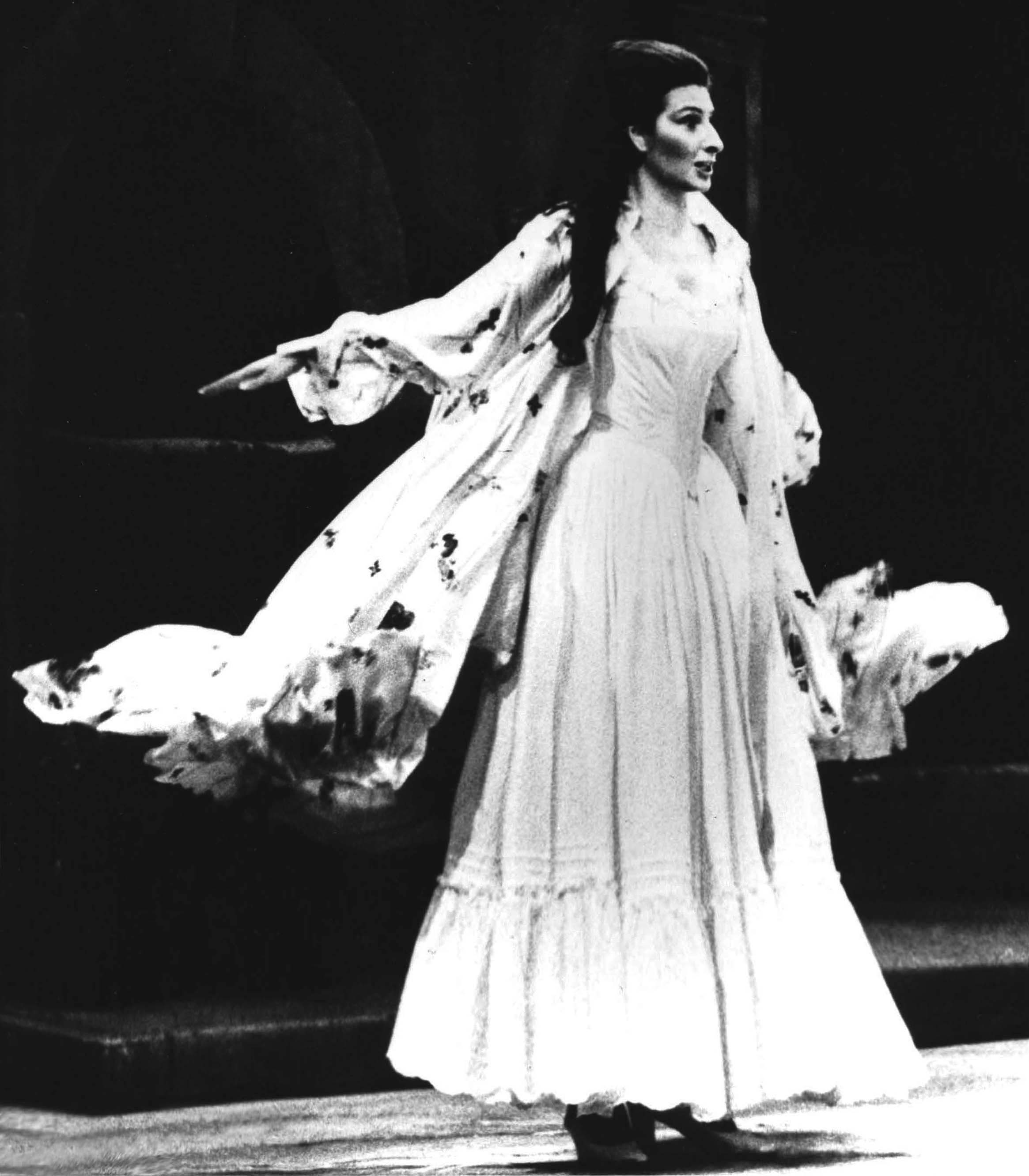 Lucia Aliberti⚘Opera⚘"Don Pasquale"⚘Teatro alla Scala⚘Milan⚘On Stage⚘Costumes by the Fashion Designer Gianni Versace⚘:http://www.luciaaliberti.it #luciaaliberti #teatroallascala #milan #donpasquale #opera #costumesbygianniversace #onstage