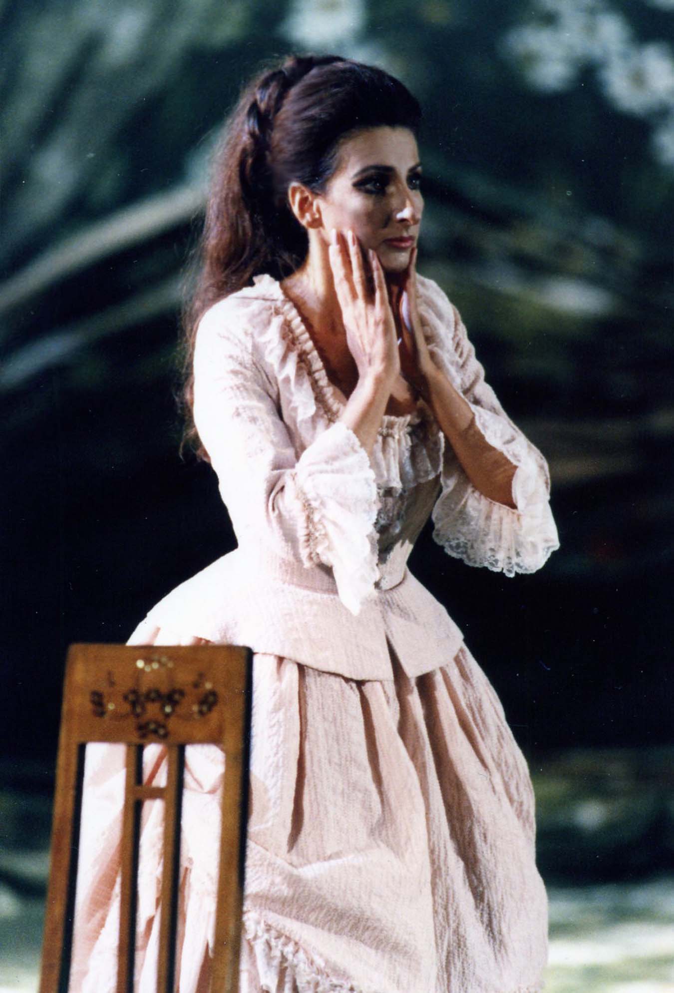 Lucia Aliberti⚘Opera⚘"La Traviata"⚘Nagoya⚘Co-Production with Rome Opera House⚘Japan Tour⚘Directed by Henning Brockhaus⚘On Stage⚘Photo taken from the Newspaper⚘:http://www.luciaaliberti.it #luciaaliberti #opera #latraviata #nagoya #coproductionwithromeoperahouse #japantour #henningbrockhaus #onstage