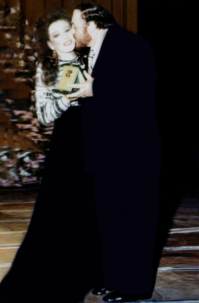 Lucia Aliberti⚘Receives the "Award Circolo Lirico Luciano Pavarotti" from the legendary tenor Luciano Pavarotti⚘Concert⚘"Lucia di Lammermoor"⚘Duet⚘Carpi⚘Photo taken from the TV News⚘:http://www.luciaaliberti.it #luciaaliberti #lucianopavarotti #awardcircololiricolucianopavarotti #carpi #concert #duet #luciadilammermoor #tvnews #tvportrait