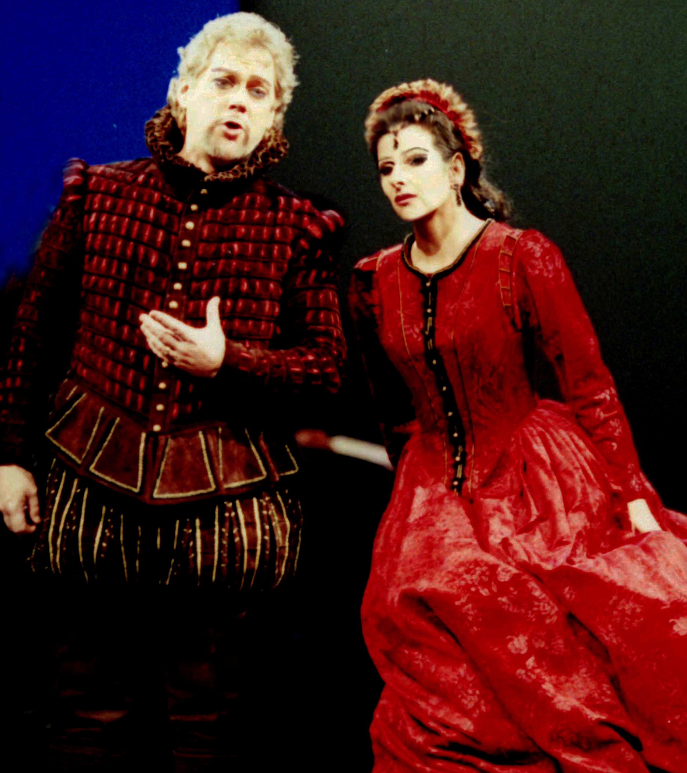 Lucia Aliberti with the American tenor Gregory Kunde⚘Deutsche Oper Berlin⚘Berlin⚘Opera⚘"Anna Bolena"⚘On Stage⚘Photo taken from the TV News⚘TV Portrait⚘:http://www.luciaaliberti.it #luciaaliberti #gregorykunde #deutscheoperberlin #berlin #annabolena #opera #onstage #tvnews #tvportrait
