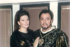 Aliphoto-Lucia Aliberti with the tenor Carlo Bergonzi-Opera-Lucia di Lammermoor-Metropolitan Opera House-New York-Dressing Room⚘:http://www.luciaaliberti.it #luciaaliberti #carlobergonzi #metropolitanoperahouse #newyork #opera #luciadilammermoor #dressingroom #makeupsession