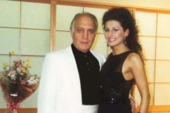 Aliphoto-Lucia Aliberti with the legendary baritone Piero Cappuccilli-Concert-Tokyo-Nagoya-Japan Tour-Dressing Room-Makeup Session:http://www.luciaaliberti.it #luciaaliberti #pierocappuccilli #nagoya #tokyo #japantour #concert #dressingroom #makeupsession #laperlafashion