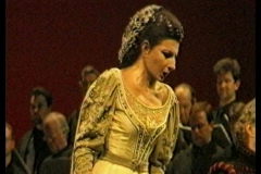 Lucia Aliberti⚘Deutsche Oper Berlin⚘Berlin⚘Opera⚘Anna Bolena⚘On Stage⚘Photo taken from the TV⚘DW TV Portrait⚘:http://www.luciaaliberti.it #luciaaliberti #deutscheoperberlin #opera #annabolena #berlin #onstage #dwtvportrait