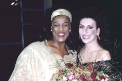 Lucia Aliberti with the American soprano Gessye Norman⚘TV Show⚘Mythos Primadonna⚘"Drei Opernstars"⚘Kohl⚘Photo taken from the TV Show⚘TV Portrait⚘:http://www.luciaaliberti.it #gessyenorman #marthamodl #alfredbiolek #mythosprimadonna #tvshow #boulevardbio #koln #tvportrait #laperlafashion