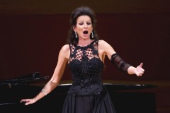 Photo Bing Dai-Lucia Aliberti-Carnegie Hall-New York-Gala Concert-On Stage-Portrait Series-Krizia Fashion:http://www.luciaaliberti.it #luciaaliberti #carnegiehall #newyork #concert #onstage #kriziafashion #portraitseries