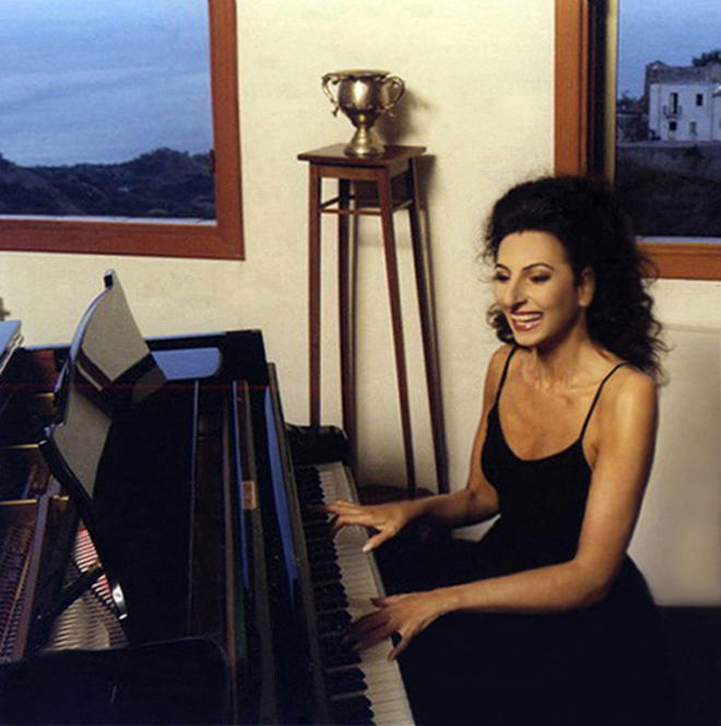 Lucia Aliberti⚘Loves to Play the Piano⚘Steinway⚘Villa Bellini⚘Savoca⚘Sicily⚘Photo Shooting⚘Photo taken from the Newspaper⚘:http://www.luciaaliberti.it #luciaaliberti  #plays #steinway #piano #villabellini #savoca #photoshooting
