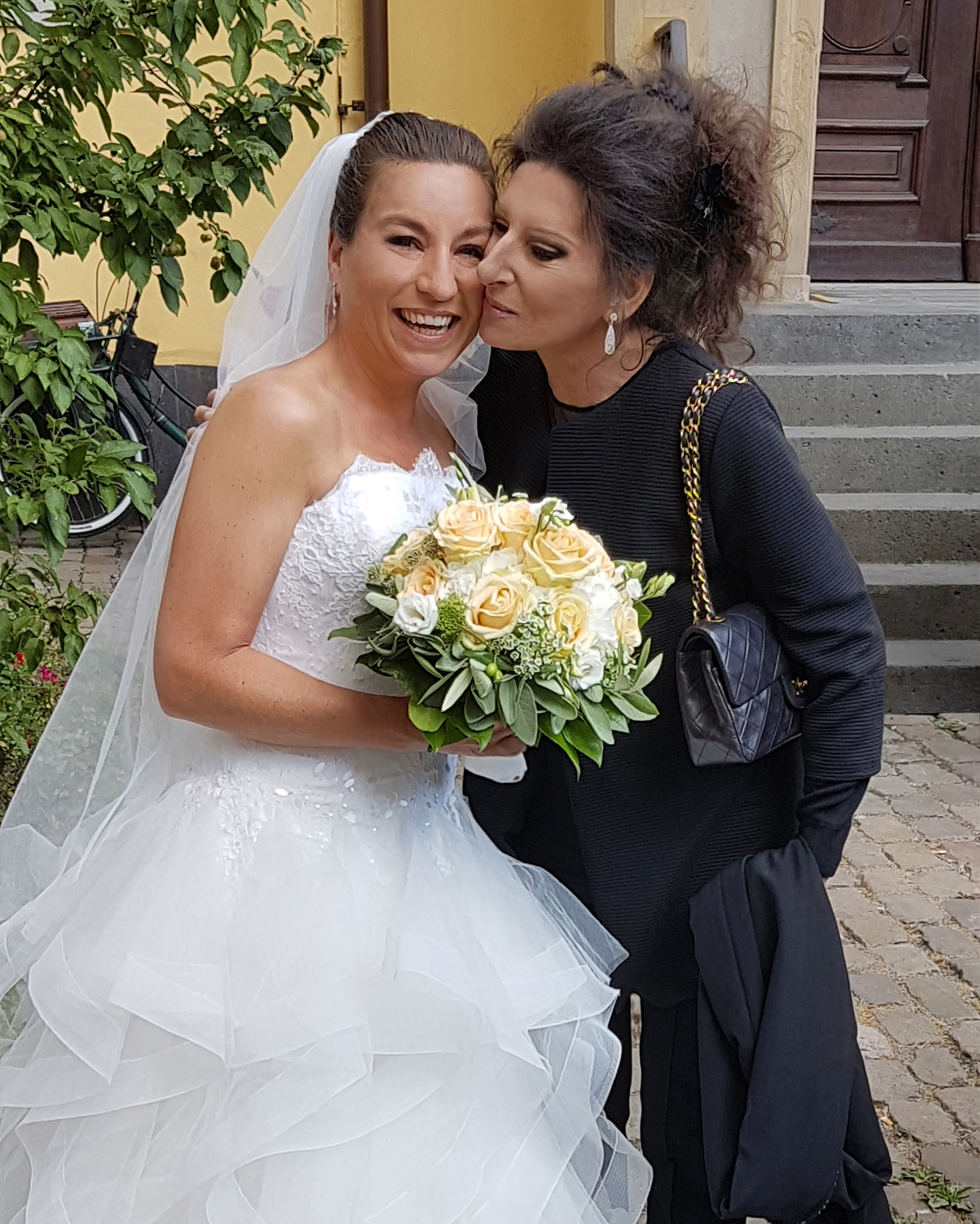 Lucia Aliberti with her great friend Bernadette Herzog⚘Wedding⚘Dusseldorf⚘Armani Fashion⚘:http://www.luciaaliberti.it #luciaaliberti #bernadetteherzog #wedding #dusseldorf #armanifashion