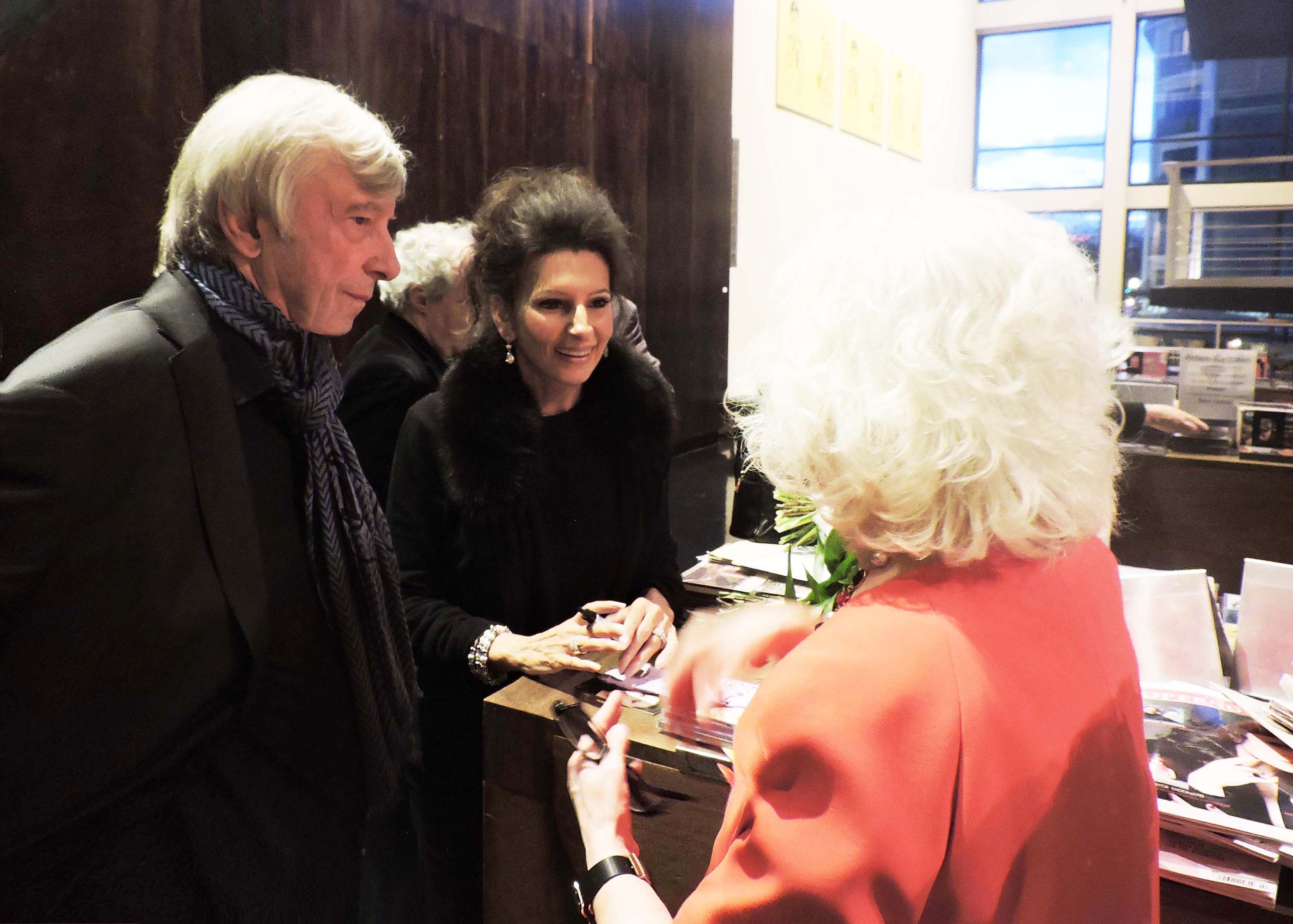 Lucia Aliberti with friends Bernhard and Carola Ostermann⚘Belcanto Symposion⚘Deutsche Oper Berlin⚘Berlin⚘Autograph Session⚘Escada Fashion⚘:http://www.luciaaliberti.it #luciaaliberti #bernhardostermann #belcantosymposion #deutscheoperberlin #berlin #autographsession #fans #escadafashion