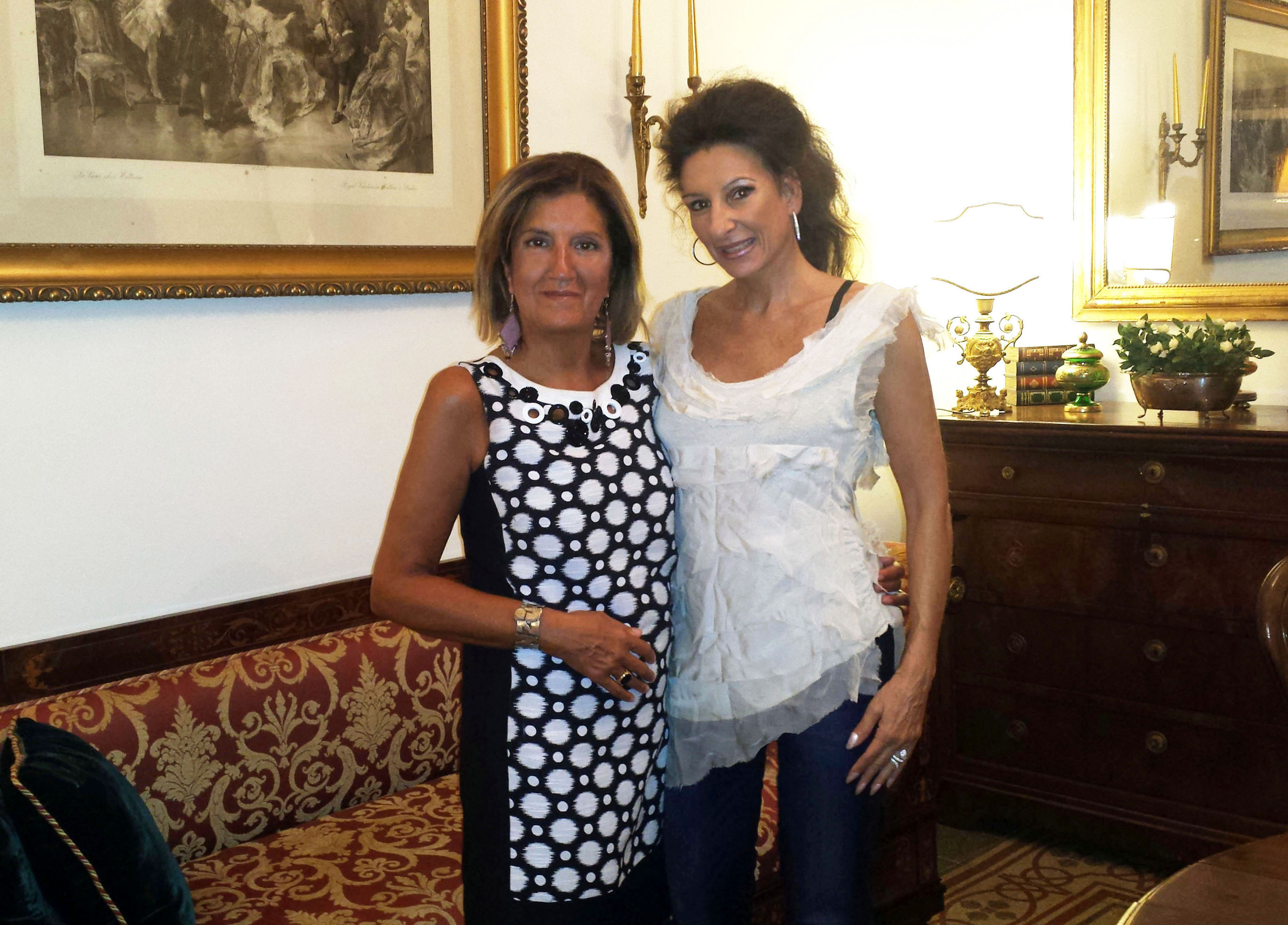 Lucia Aliberti with the journalist and writer Cinzia Alibrandi⚘Interview⚘"Assodigitale"⚘Magazine Online⚘Family home⚘Sicily⚘:http://www.luciaaliberti.it #luciaaliberti #cinziaalibrandi #assodigitale #magazineonline #interview #familyhome #sicily