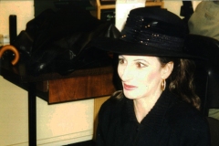 Photo Volker Rabe-Lucia Aliberti with her beloved hat-Deutsche Oper-Berlin-Autograph Session-Fans:http://www.luciaaliberti.it #luciaaliberti #deutscheoperberlin #berlin #autographsession #hat #fans  