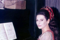 Photo Graciela Ocampo-Lucia Aliberti-Plays the Piano-Exercises-Teatro Colon-Buenos Aires-Opera-Norma-Dressing Room :http://www.luciaaliberti.it #luciaaliberti #teatrocolon #buenosaires #opera #norma #exercises #piano #dressingroom #makeupsession