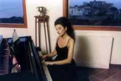 Photo Herlinde Koelbl-Lucia Aliberti-Loves to Play the Piano-Steinway-Villa Bellini-Savoca-Sicily-Photo Shooting:http://www.luciaaliberti.it #luciaaliberti #piano #steinway #villabellini #savoca #sicily #relaxing 