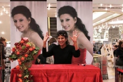 Photo Muller Company-Lucia Aliberti-Muller Industry Company-Special Concert-Theater Ulm-Ulm-Autograph Session-Lucia thanks the Fans-Escada Fashion:http://www.luciaaliberti.it #luciaaliberti #autographsession #mullerindustrycompany #theaterulm #ulm #escadafashion