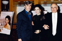 Aliphoto-Lucia Aliberti with the director Maurizio Di Mattia and the conductor Dwight Bennett-National Opera House-Seoul-Opera-Lucia di Lammermoor-Autograph Session:http://www.luciaaliberti.it #luciaaliberti #dwightbennett #mauriziodimattia #nationaloperahouse #seoul #autographsession #wolfordfashion