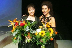 Aliphoto-Lucia Aliberti with the Japanese pianist  and conductor Satomi Nishi-Concert-Theater Regensburg-Regensburg-Back Stage:http://www.luciaaliberti.it #luciaaliberti #theaterregensburg #satominishi #regensburg #concert #backstage #tvportrait #kriziafashion