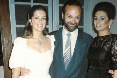 Aliphoto-Lucia Aliberti with the American mezzosoprano Jennifer Larmore and the manager Eli Bankalter-Montpellier Festival-Radio France-Montpellier-Opera-Giovanna D'Arco-Live Recording-Dressing Room-Makeup Session-TV Portrait:http://www.luciaaliberti.it #luciaaliberti #jenniferlarmore #elibankalter #montpellierfestival #radiofrance #montpellier #giovannadarco #liverecording #opera #dressingroom #makeupsession #tvnews #tvportrait #laperlafashion