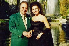 Lucia Aliberti with the German bass and Television Presenter Gunther Wewel⚘ARD TV Show⚘"Kein Schoner Land”⚘Villa D'Este⚘Tivoli⚘Rome⚘TV Recording⚘Photo taken from the TV Portrait⚘:http://www.luciaaliberti.it #luciaaliberti #guntherwewel #keinschonerland #ard #tvshow #villadeste #tivoli #rome #escadafashion