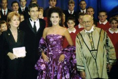 Lucia Aliberti with the Austrian actress and producer Senta Berger⚘the conductor Pierre Dominique Ponnelle⚘the clarinettist Giora Feidman⚘ZDF⚘TV Show⚘”Achtung Klassik"⚘Munich⚘Live Recording⚘Photo taken from the TV Show⚘:http://www.luciaaliberti.it #luciaaliberti #pierredominiqueponnelle #sentaberger #giorafeidman #achtungklassik #tvshow #munich #livetvrecording #escadafashion