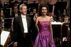 Lucia Aliberti with the German conductor Peter Falk⚘Semperoper Dresden⚘Concert⚘Dresden⚘Sony Music⚘Live DVD Recording⚘On Stage⚘Photo taken from the DVD⚘:http://www.luciaaliberti.it #luciaaliberti #peterfalk #semperoperdresden #dresden #concert #onstage #sonymusic #livedvdrecording #tvportrait #escadafashion
