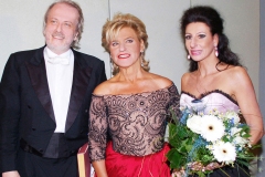 Lucia Aliberti with the conductor Philippe Auguin and the mezzosoprano Agnes Baltsa⚘Stadthalle⚘Charity Concert⚘Aids Gala⚘Villach⚘Live TV Recording⚘Photo taken from the Newspaper⚘TV Portrait⚘:http://www.luciaaliberti.it #luciaaliberti #agnesbaltsa #philippeauguin #stadthalle #villach #charityconcert #aidsgala #tvrecording #tvnews #tvportrait #escadafashion