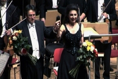 Lucia Aliberti with the conductor Russel Harris⚘Philharmonie Essen⚘Concert⚘Essen⚘On Stage⚘Photo taken from the TV News⚘:http://www.luciaaliberti.it #luciaaliberti #harrisnrussel #philharmonieessen #essen #concert #onstage #tvnews #laperlafashion