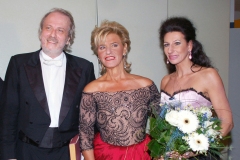 Photo Robert Telsnig-Lucia Aliberti with the conductor Philippe Auguin and the mezzosoprano Agnes Baltsa-Stadthalle-Aids Gala-Villach -Back Stage-Escada Fashion:http://www.luciaaliberti.it #luciaaliberti #agnesbaltsa #philippeauguin #stadthalle #villach #charityconcert #aidsgala #tvrecording #tvnews #tvportrait #escadafashion