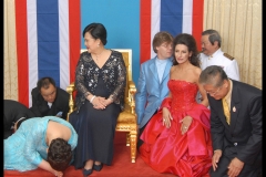 Lucia Aliberti with "Queen Sirikit" of Thailand and the conductor Gudni A. Emilsson⚘"Queen Sirikit" has made compliments to Lucia Aliberti and the conductor⚘Private Audience⚘Special Gala Concert⚘Bangkok⚘Photo taken from the TV News⚘TV Portrait⚘Escada Fashion⚘:http://www.luciaaliberti.it #luciaaliberti #queensirikit #gudniaemilsson #bangkok #galaconcert #thailand #privateaudience #tvnews #tvportrait #escadafashion
