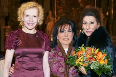 Lucia Aliberti with the Hungarian Swiss actress Sunny Melles and the German businesswoman Regine Sixt⚘Stephansdom⚘Vienna⚘Christmas Charity Concert⚘With the Vienna Boys Choir"Wiener Sängerknaben”⚘Photo taken from the Newspaper⚘TVPortrait⚘Video⚘:http://www.luciaaliberti.it #luciaaliberti #sunnymelles #reginesixt #stephansdon #vienna #wienersangerknaben #christmascharityconcert #tvnews #tvportrait #video #escadafashion
