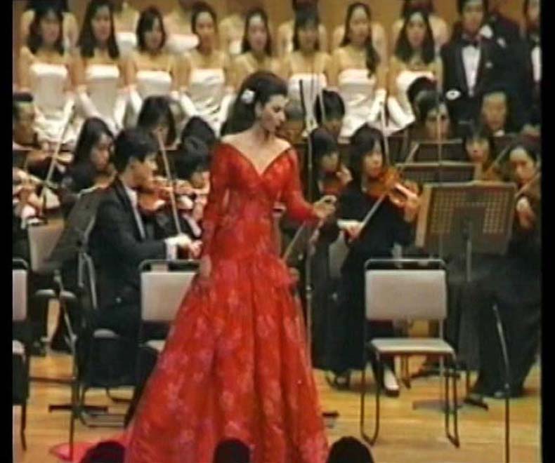 Lucia Aliberti⚘Opera⚘"La Traviata"⚘Concert⚘Suntory Hall⚘Tokyo⚘On Stage⚘Photo taken from the TV⚘Hanae Mori Fashion⚘:http://www.luciaaliberti.it #luciaaliberti #suntoryhall #tokyo #concert #opera #latraviata #onstage #hanaemorifashion