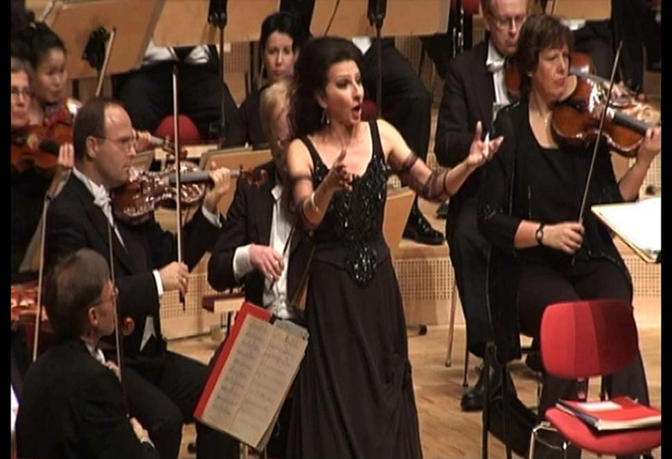 Lucia Aliberti⚘Philharmonie Essen⚘Concert⚘Essen⚘On Stage⚘Photo taken from the TV⚘:http://www.luciaaliberti.it #luciaaliberti #philharmonieessen #essen #concert #onstage #laperlafashion
