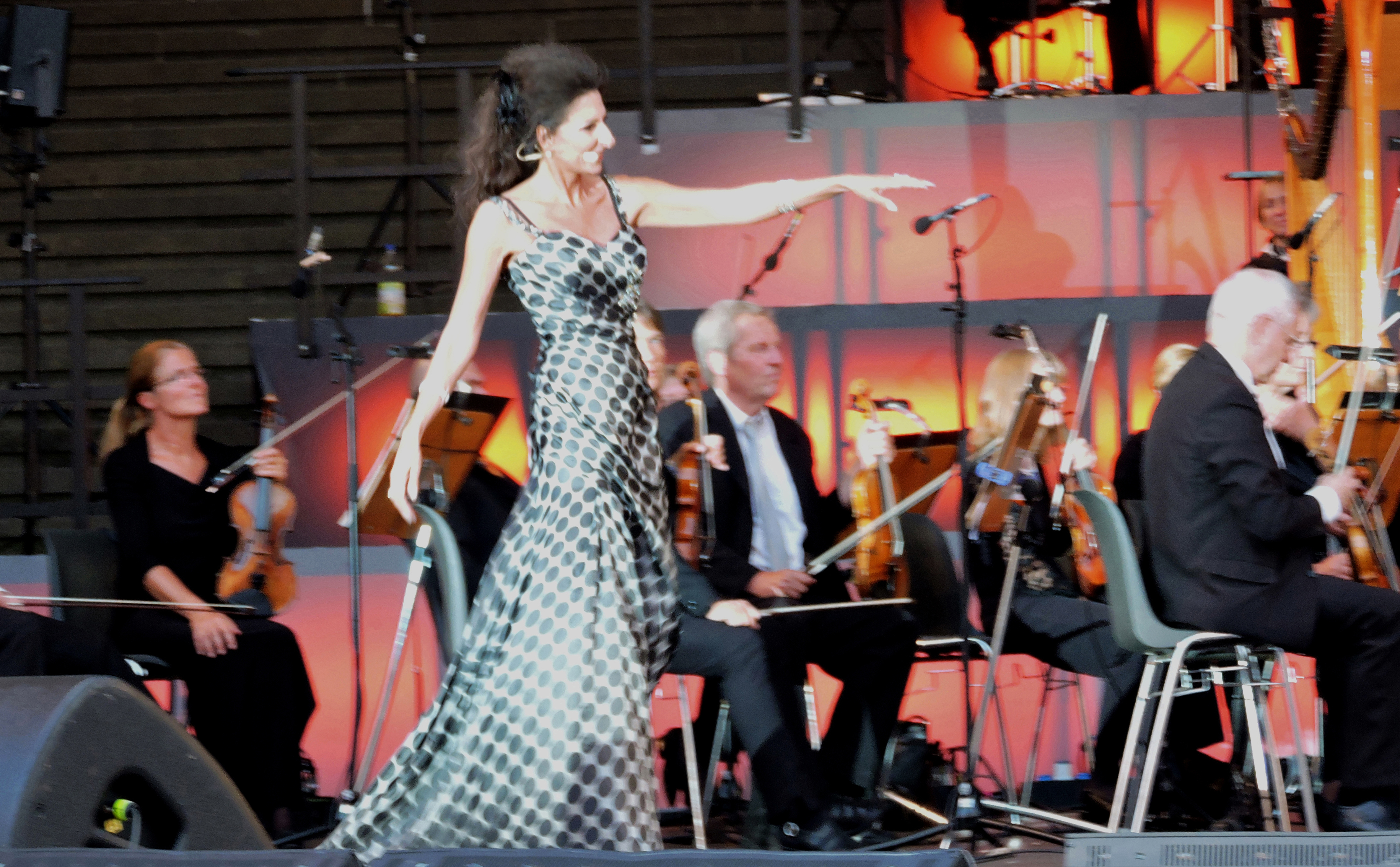 Lucia Aliberti⚘Gendarmenmarkt⚘Classic Opern Air⚘Concert⚘Berlin⚘On Stage⚘Photo taken from the Newspaper⚘:http://www.luciaaliberti.it #luciaaliberti #gendarmenmarkt #classicopernair #concert #berlin #onstage