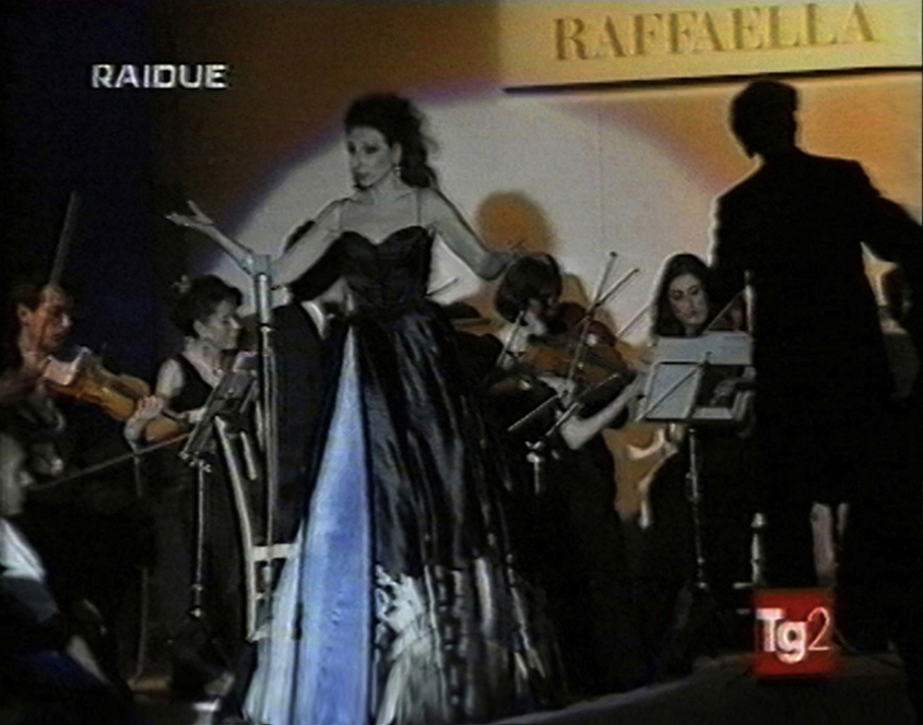 Lucia Aliberti⚘Guest Star⚘High Fashion⚘Fashion Show⚘Fashion Designer Raffaella Curiel⚘TV Portrait⚘Rome⚘Photo taken from the TV⚘:http://www.luciaaliberti.it #luciaaliberti #raffaellacurielfashion #rome #tvportrait #highfashion #onstage #gueststar