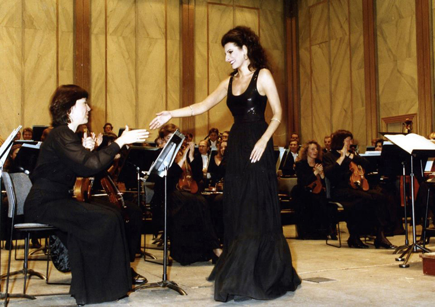 Lucia Aliberti congratulated the Concert Master⚘Concert⚘Théatre des Champs-Elyseés⚘Paris⚘Orchestra Colonne⚘On Stage⚘La Perla Fashion⚘:http://www.luciaaliberti.it #luciaaliberti #théatredeschampselyseés #orchestracolonne #paris #concert #laperlafashion #onstage