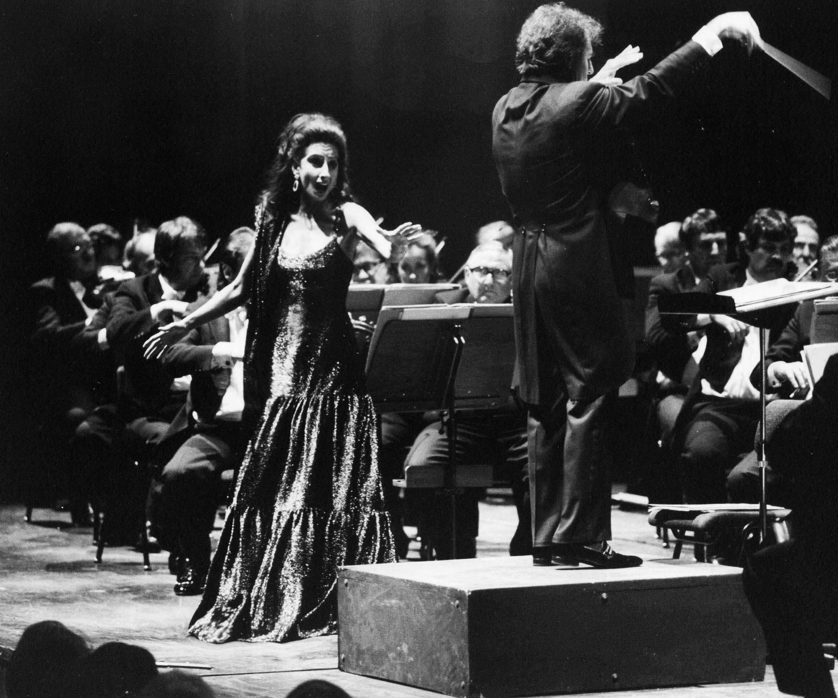 Lucia Aliberti with the conductor Garcia Navarro⚘Deutsche Oper Berlin⚘Gala Concert⚘Berlin⚘On Stage⚘:http://www.luciaaliberti.it #luciaaliberti #deutscheoperberlin #berlin #onstage #concert