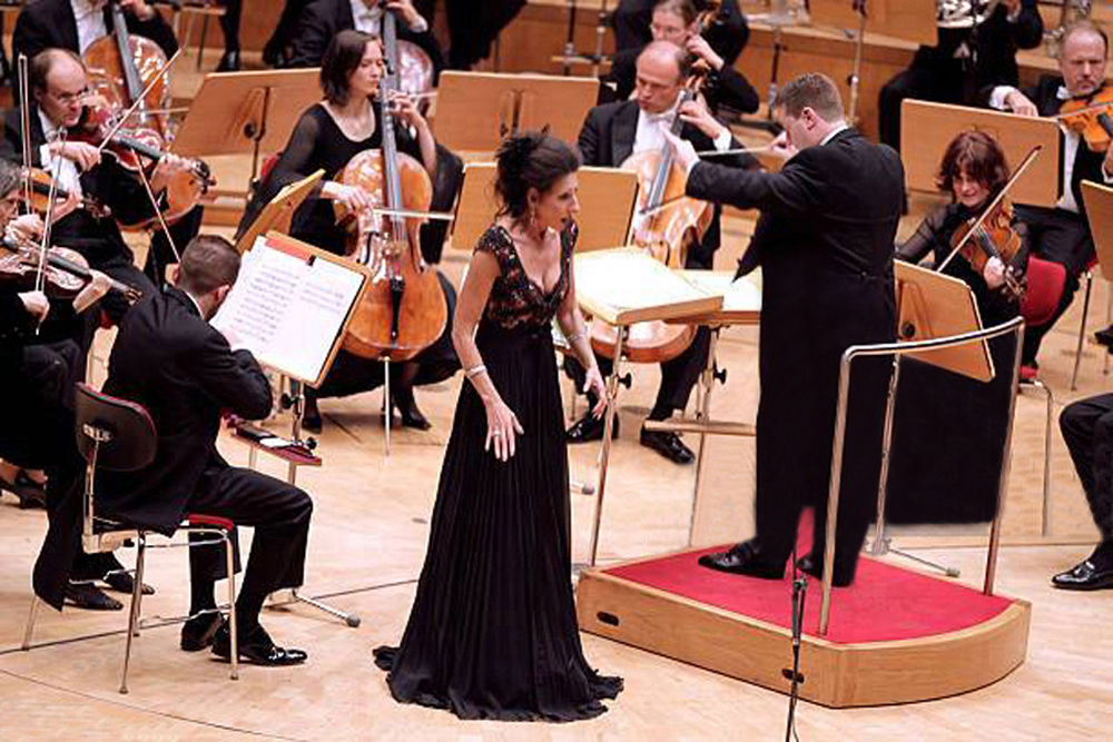 Lucia Aliberti with the conductor Enrico Delamboye⚘Kölner Philharmonie⚘Concert⚘Koln⚘On Stage⚘Photo taken from the Newspaper⚘Escada Fashion⚘:http://www.luciaaliberti.it #luciaaliberti #enricodelamboye #kolnerphilharmonie #koln #concert #onstage #escadafashion