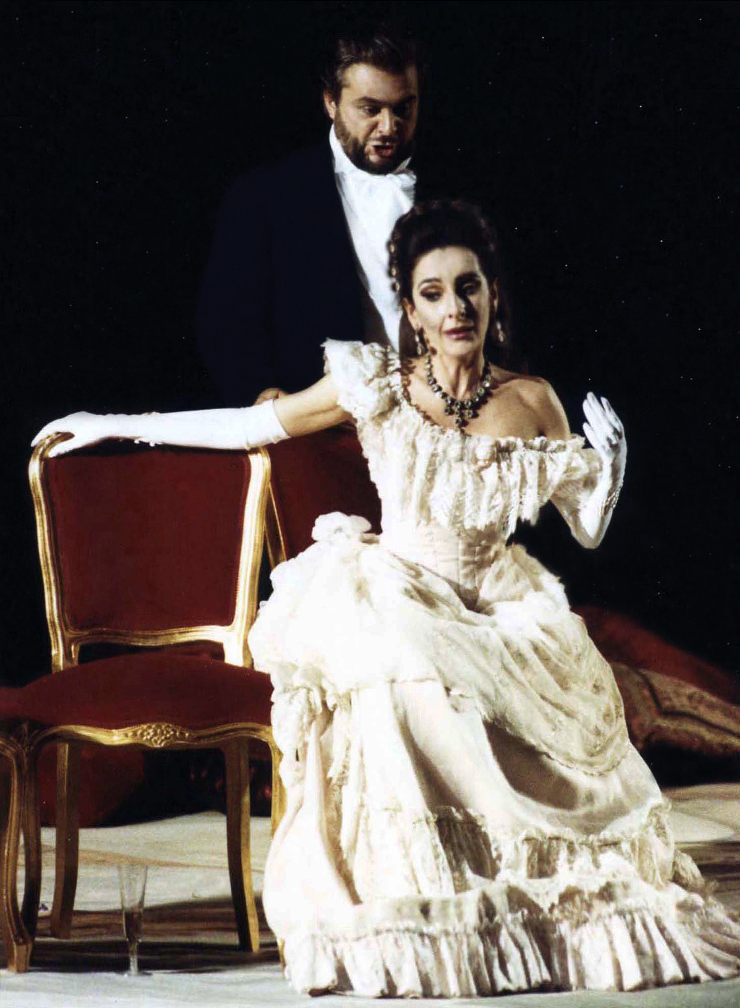 Lucia Aliberti with the French tenor Jean-Luc Viala⚘Rome Opera House"⚘Rome⚘Opera⚘"La Traviata”⚘On Stage⚘Photo taken from the TV News⚘:http://www.luciaaliberti.it #luciaaliberti #jeanlucviala #romeoperahouse #rome #latraviata #onstage #tvnews #henningbrockhaus
