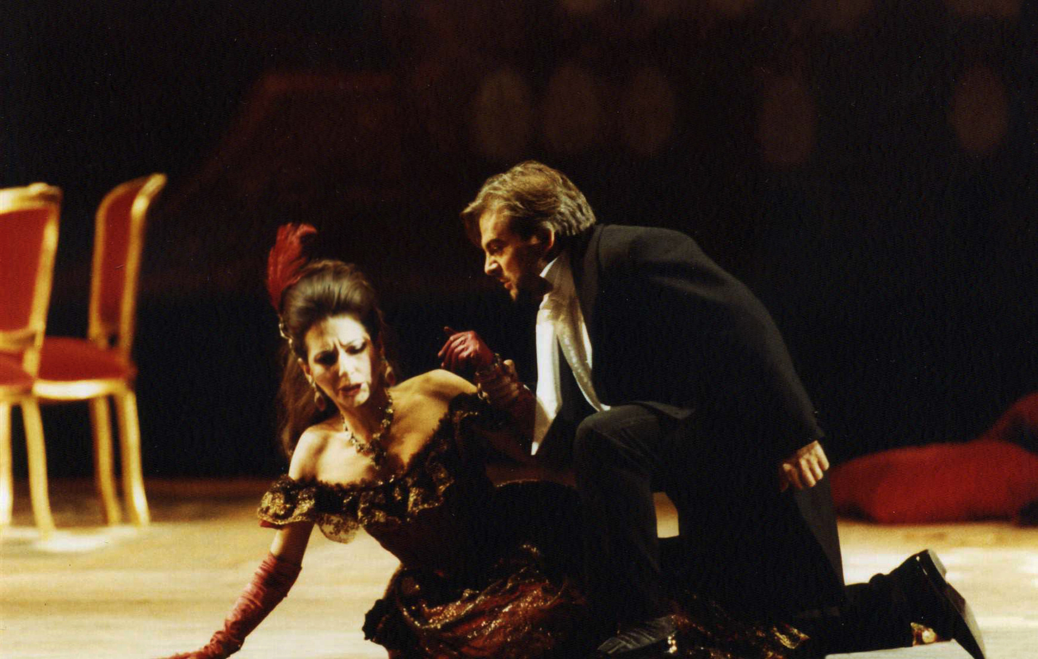 Lucia Aliberti with the French tenor Jean-Luc Viala⚘Rome Opera House"⚘Rome⚘Opera⚘"La Traviata”⚘On Stage⚘Photo taken from the TV News⚘TV Portrait⚘:http://www.luciaaliberti.it #luciaaliberti #jeanlucviala #romeoperahouse #rome #latraviata #opera #onstage #henningbrockhaus #tvnews #tvportrait