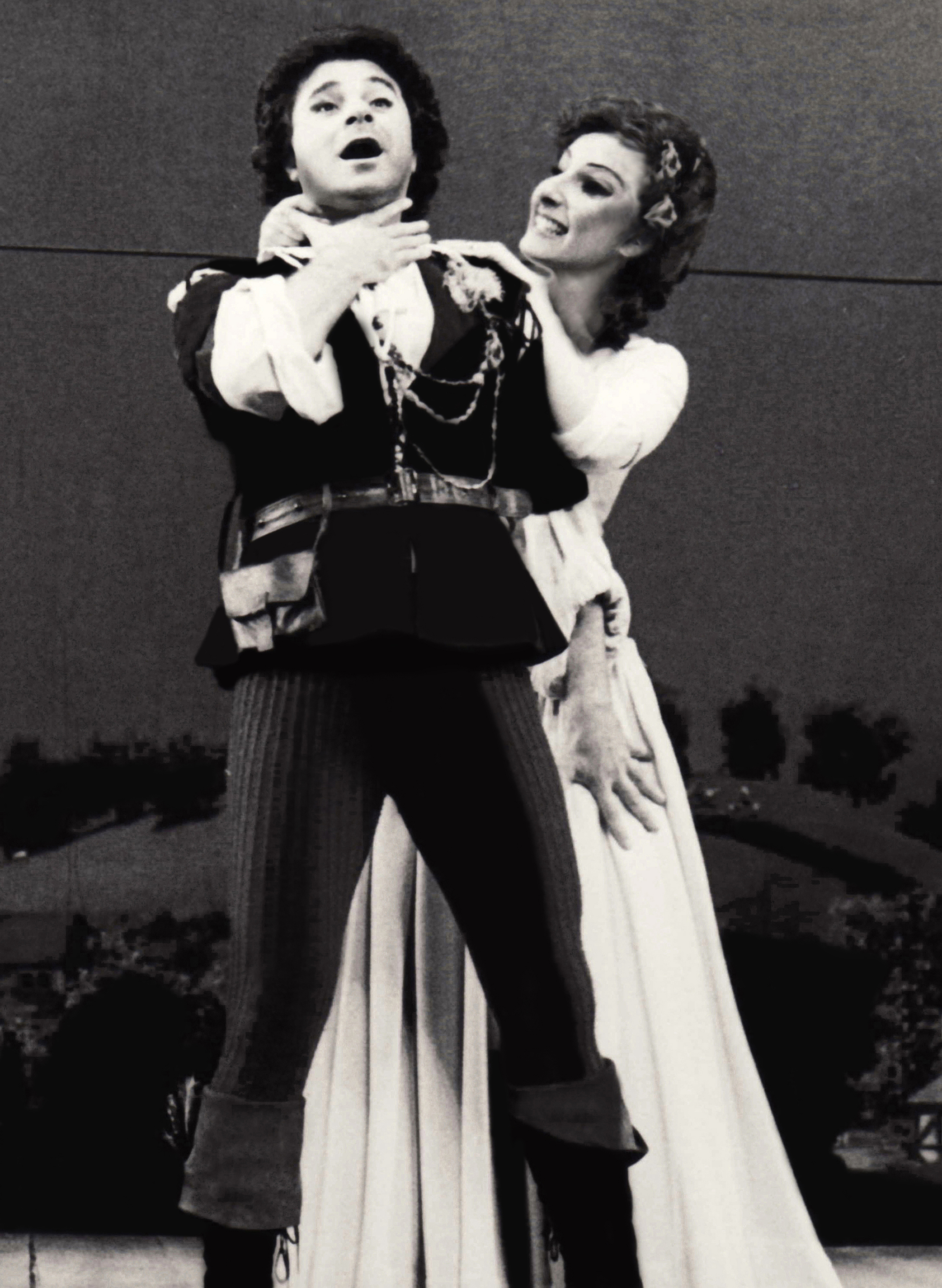 Lucia Aliberti with the tenor Max René Cossotti⚘Glyndebourne Festival Opera⚘Glyndebourne⚘Opera⚘"Falstaff"⚘On Stage⚘Photo taken from the TV News⚘TV Portrait⚘:http://www.luciaaliberti.it #luciaaliberti #maxrenecossotti #glyndebournefestivalopera #glyndebourne #falstaff #opera #onstage #tvnews #tvportrait